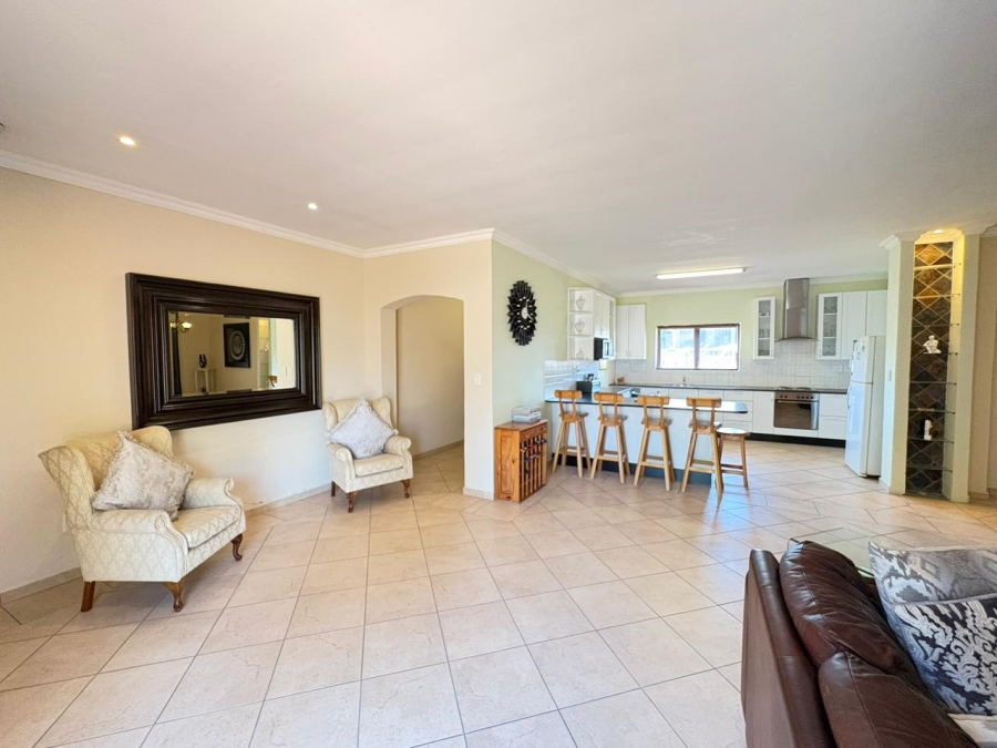 To Let 4 Bedroom Property for Rent in Uitzicht Western Cape